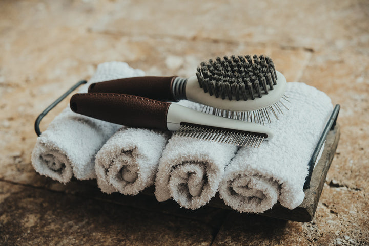 Combibrush SPA - Hunter Pet Store -suitable for long-haired, medium-length and short-haired dogs -soft bristles on one side, nickel-plated pins on the other -flexible brush neck -ergonomic handle with high-quality leather look