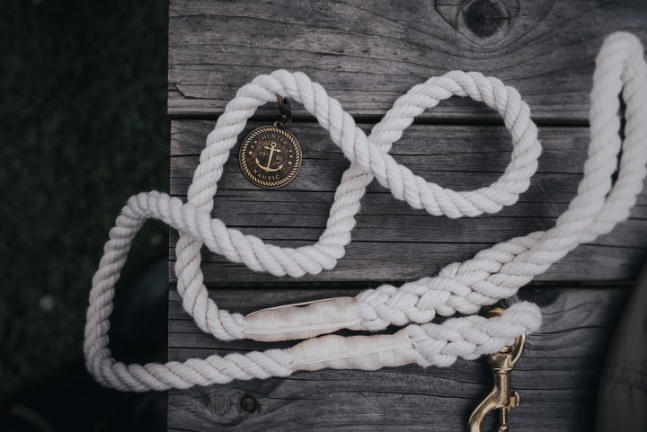 LIST Leash - Hunter Pet Store -nautical rope look -robust braiding -brass fittings -detachable brass badge -with hand loop -Ahoy there!