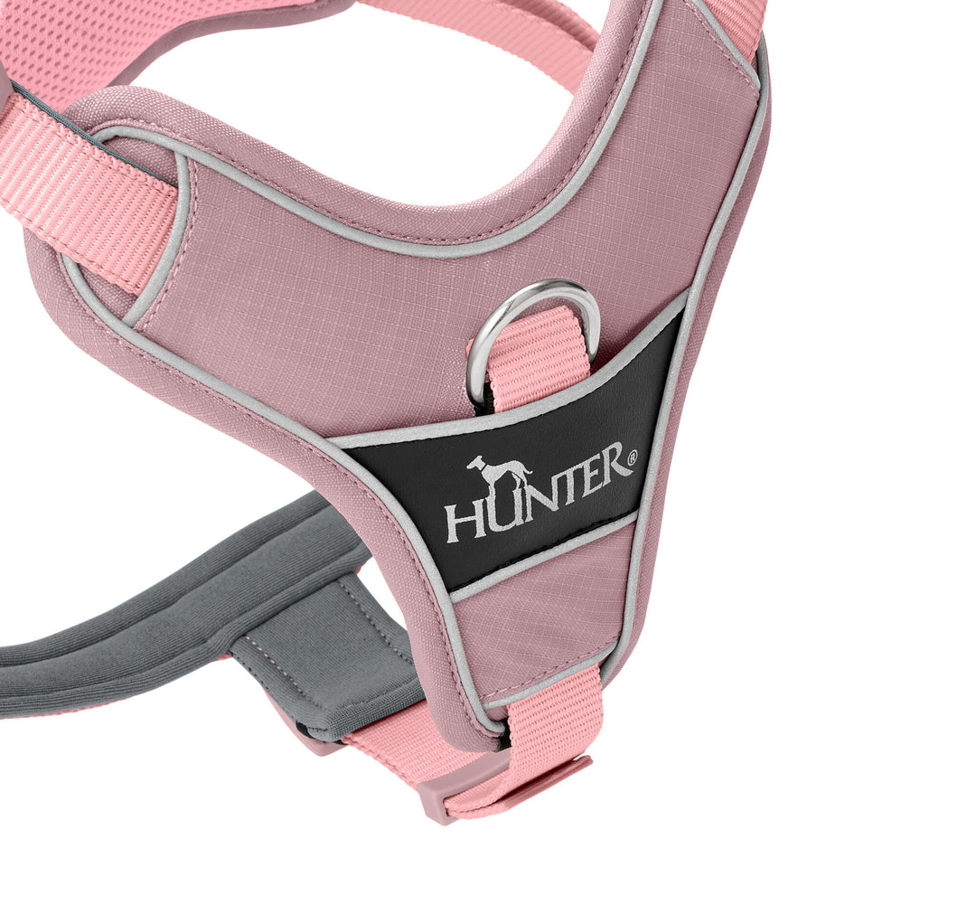 DIVO Up Harness - Hunter Pet Store -Front entry option for head shy dogs -5-way adjustment for ergonomic fit -Comfortable padding with soft, breathable mesh material and neoprene -Highly reflective thanks to 3M™ Scotchlite™ Reflective material and HUNTER logo print -With two D-rings for leashing to the dog's back or chest area -D-ring in the chest area can be "hidden" with a flick of the wrist