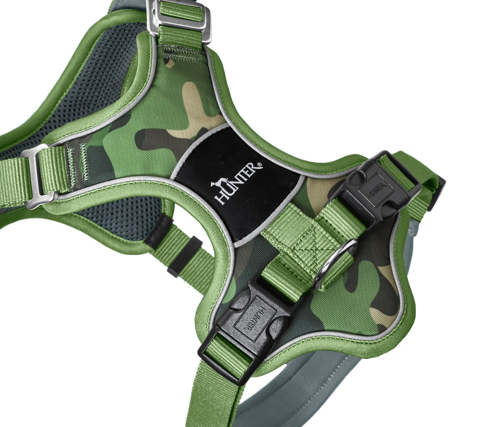 DIVO Camouflage Harness - Hunter Pet Store -Fashionable camouflage pattern -Front entry option for head shy dogs -5-way adjustment for ergonomic fit -Comfortable padding with soft, breathable mesh material and neoprene -Highly reflective thanks to 3M™ Scotchlite™ Reflective material and HUNTER logo print -With two D-rings for leashing to the dog's back or chest area -D-ring in the chest area can be "hidden" with a flick of the wrist