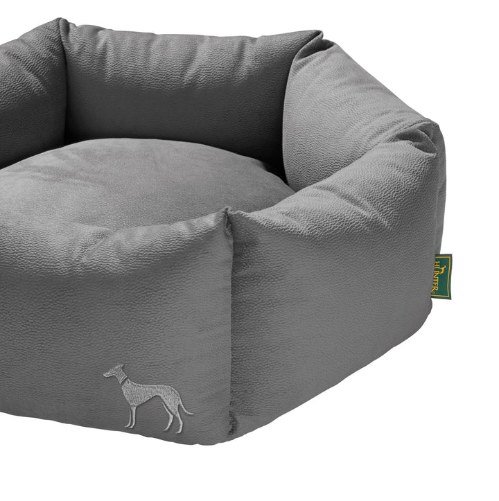 MERIDA Sofa Ortho Hexagon - Hunter Pet Store -Orthopedic sofa for dogs with joint and back problems -Lying surface with pressure-relieving memory foam flakes -Reversible inner cushion -Pleasantly soft feel and elegant hexagonal look -Anti-slip underside -Removable cover washable at 140 °F -Made in Europe