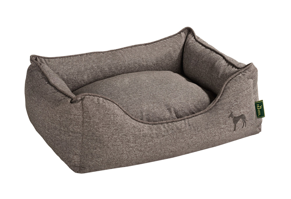 BOSTON Sofa - Hunter Pet Store -Cozy, classic dog sofa with reversible cushions -Reversible cushions, with soft plush trimming on one side -Bulky filling and pleasant feel -With zipper removable cover -Slip-resistant underside -Cover washable at 140°F