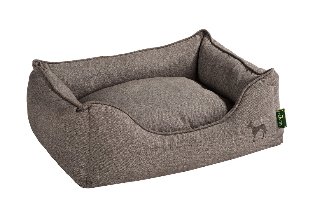 BOSTON Sofa - Hunter Pet Store -Cozy, classic dog sofa with reversible cushions -Reversible cushions, with soft plush trimming on one side -Bulky filling and pleasant feel -With zipper removable cover -Slip-resistant underside -Cover washable at 140°F