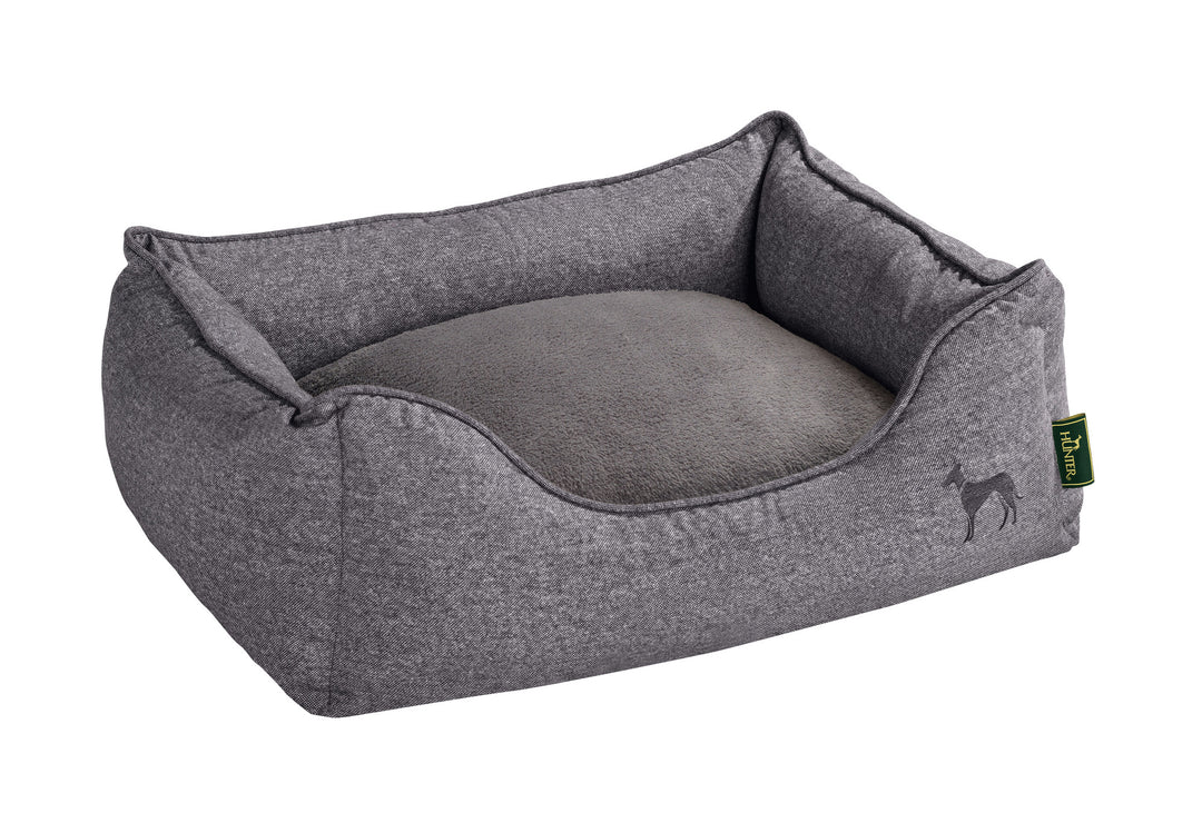 BOSTON Sofa - Hunter Pet Store -Cozy, classic dog sofa with reversible cushions -Reversible cushions, with soft plush trimming on one side -Bulky filling and pleasant feel -With zipper removable cover -Slip-resistant underside -Cover washable at 140°F