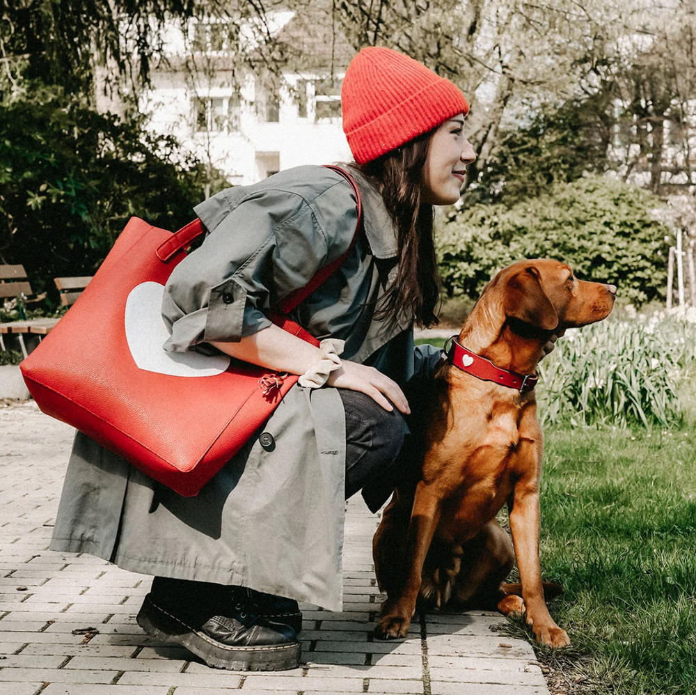 MILANO Love Shopper - Hunter Pet Store -inner pocket with zip and mobile telephone pocket -closed with a snap fastener -plenty of storage space -wide straps for maximum carrying comfort -Made in Germany